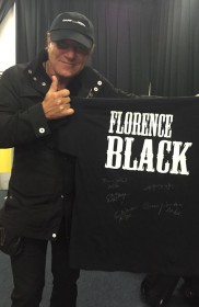 Brian Johnson com camiseta autografada pelo AC/DC