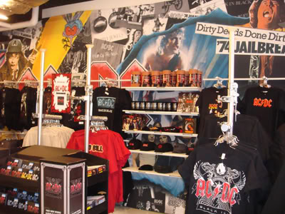lojas decoradas para o lançamento do álbum "Black Ice"